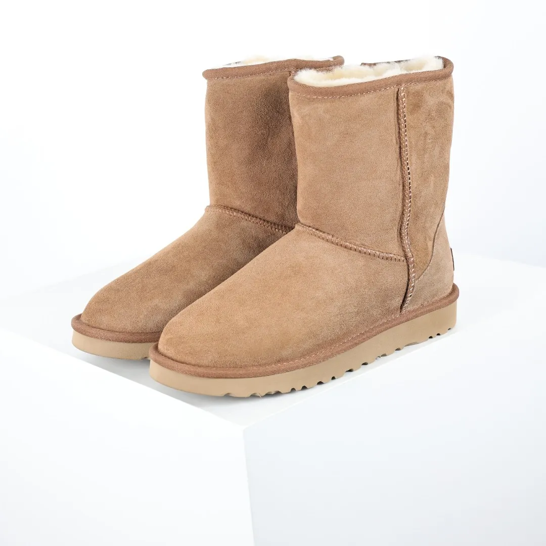Pick up locally 💰600 Core recommended good price Cashmere insoles are a very suitable choice for keeping warm in winter and at home. In the new year, uug launched a series of styles, which are partially geared towards the preferences of young consumers and have also moved to the forefront of fashion trends. Shoe body material Water-repellent coated suede upper 17mm UGGPURE™ implanted wool insole Lightweight non-slip comfortable rubber outsole With brand LOGO Trademark Comes with a full set of packaging Size: 35 36 37 38 39 40